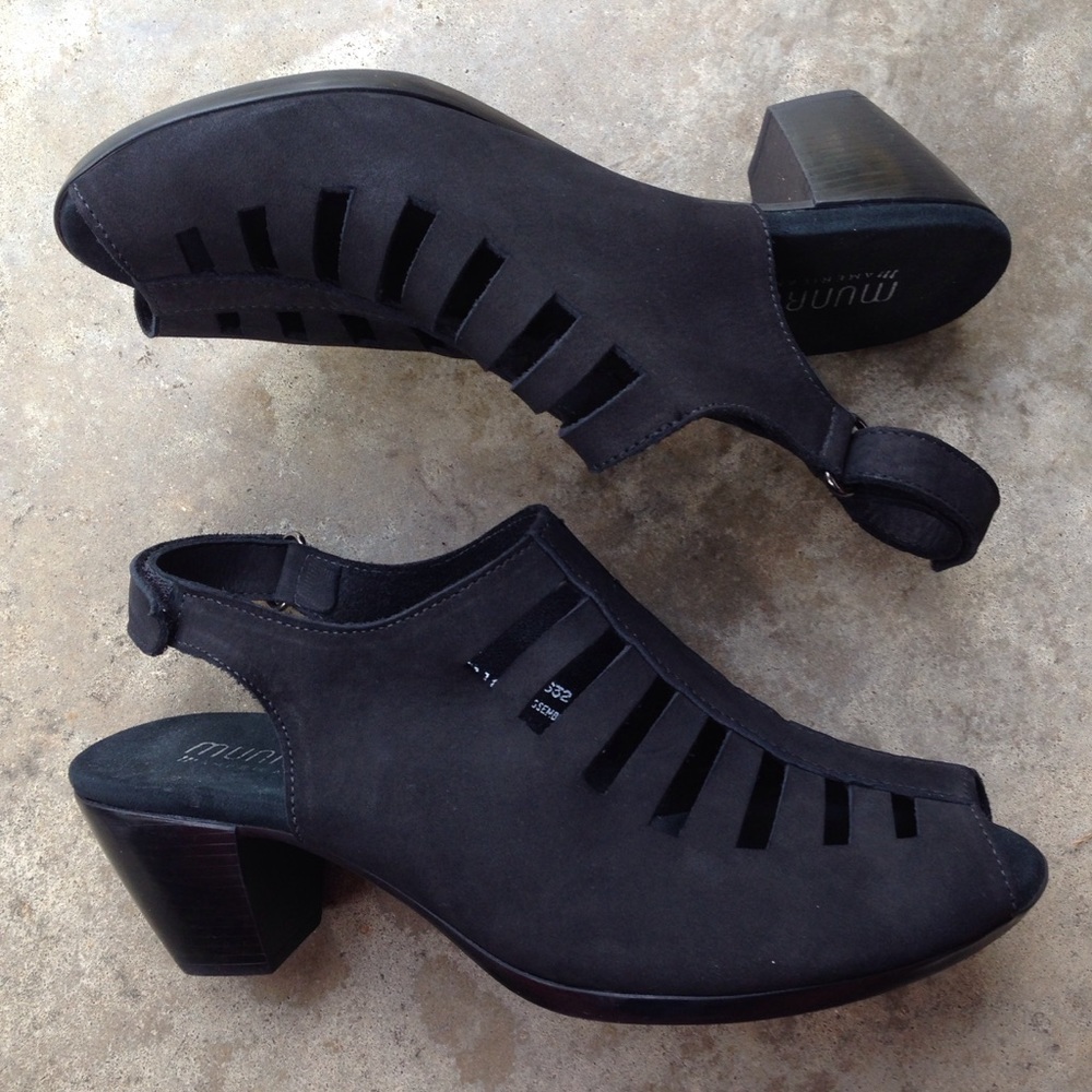 đź’¸SOLDđź’¸Munro American black nubuck sandals wide - Picture 2 of 6